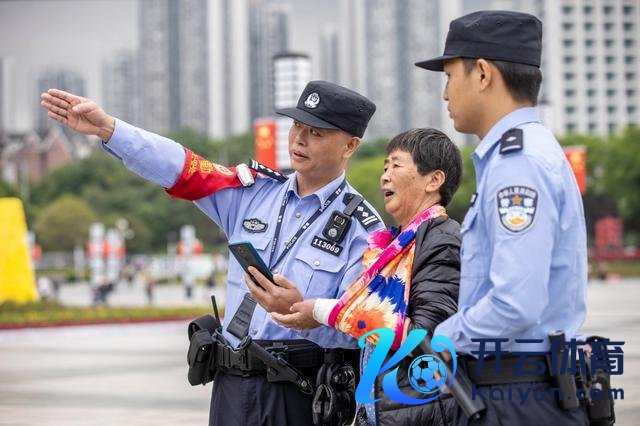 重庆特警看守沐日吉祥 确保安全无虞，市民平定过节